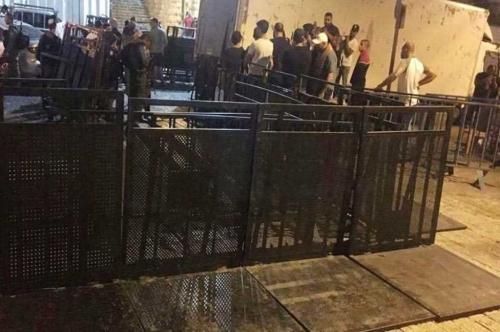 الاحتلال يعزز من حواجزه على أبواب