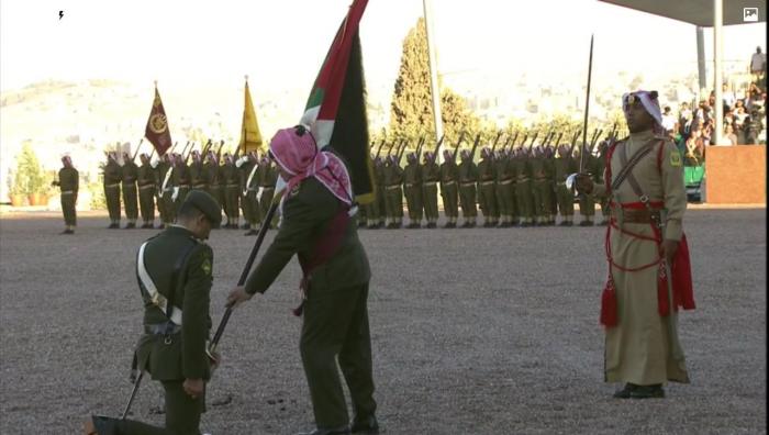 القائد الأعلى يسلم راية الثورة العربية