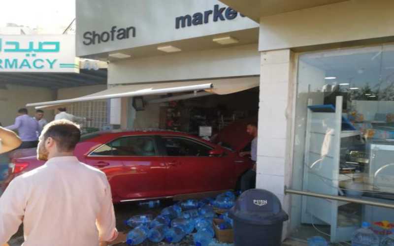 اصابة طفلين باقتحام مركبة لسوبر ماركت