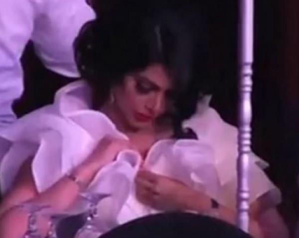 بالفيديو .. فنانة بحرينية تمزق فستانها