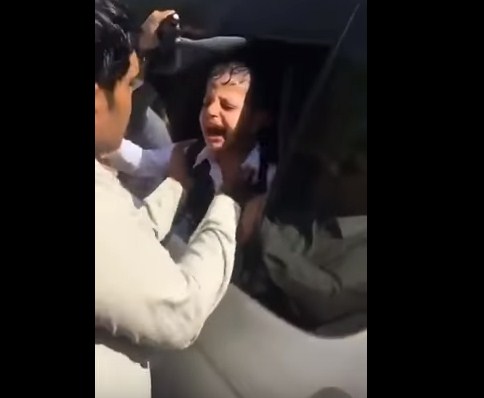 بالفيديو .. لحظة إنقاذ طفل بقي