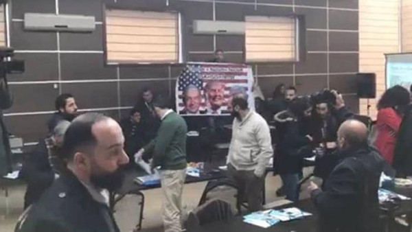 شاهد.. نشطاء فلسطينيون يطردون وفدا أميركيا