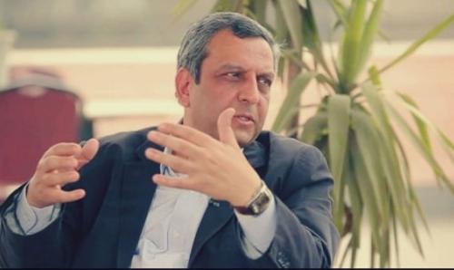 محكمة مصرية تأمر بحبس نقيب الصحافيين