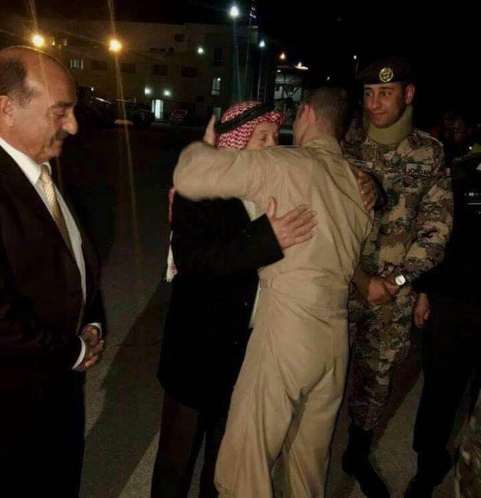 بالصور .. الطيار الاردني نباص بين