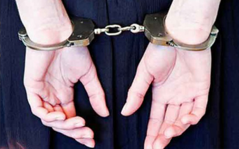 الأمن يضبط فتاة سرقت دفتر شيكات