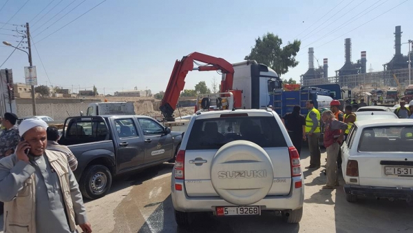 رئيس وموظفو بلدية الهاشمية يغلقون مداخل
