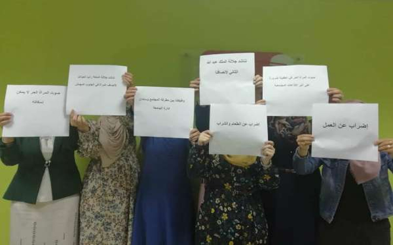 عاملات في اذاعة الطفيلة التقنية يضربن