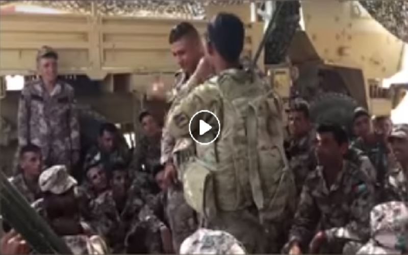بالفيديو.. جندي أردني يشارك جنديا أمريكيا