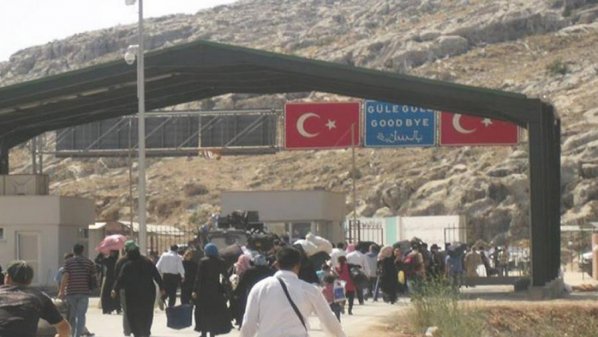 آلاف اللاجئين السوريين يغادرون تركيا لقضاء