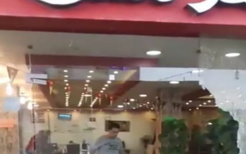مجموعة من الأشخاص يقتحمون مطعما باربد