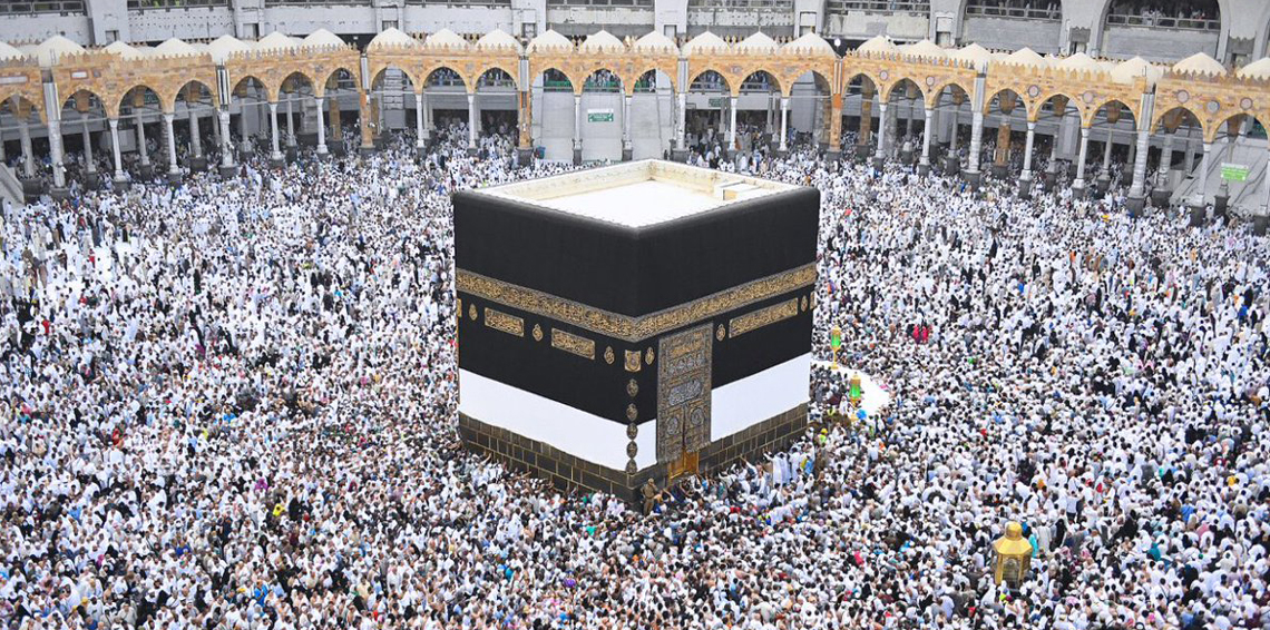 شاهد تبديل كسوة الكعبة المشرفة في
