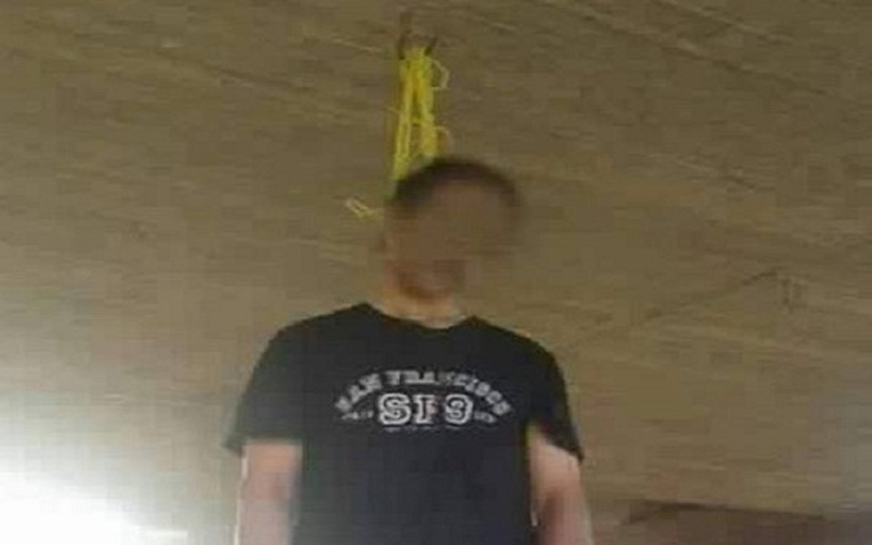 العثور على جثة شاب مشنوقا داخل
