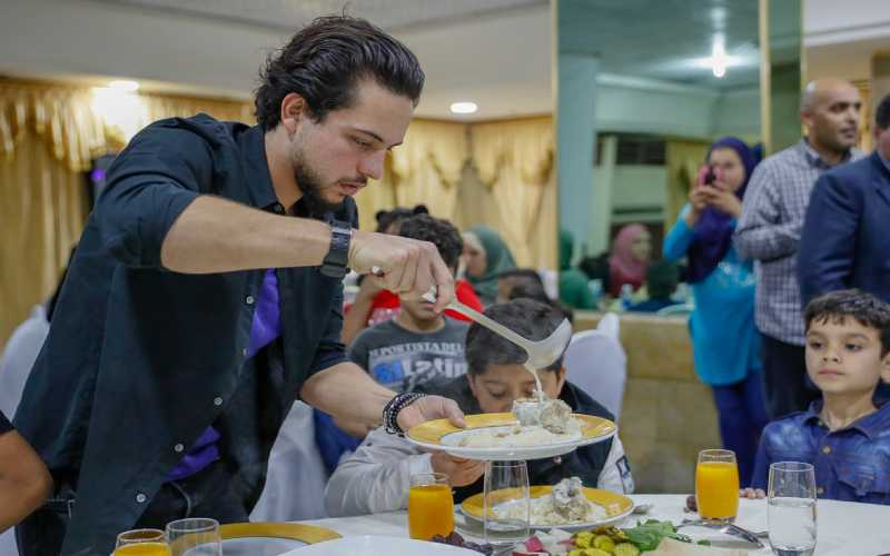 ولي العهد يشارك مجموعة من الأيتام