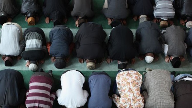 دراسة: صلاة المسلمين تقي من آلام