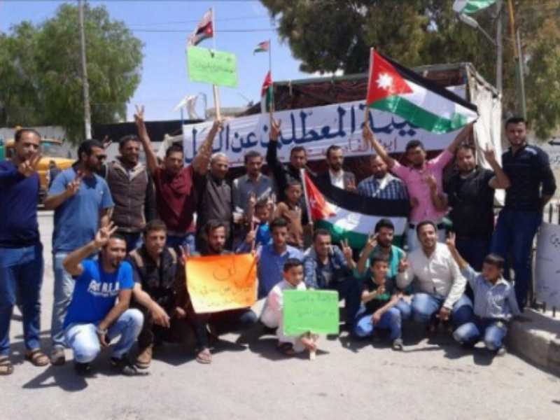المتعطلون عن العمل في ذيبان يلوحون
