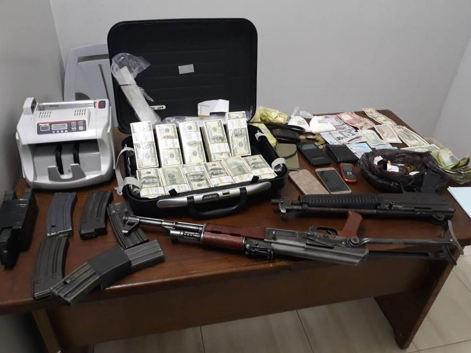 البلقاء.. مداهمة مسلح خطير بحقه 16