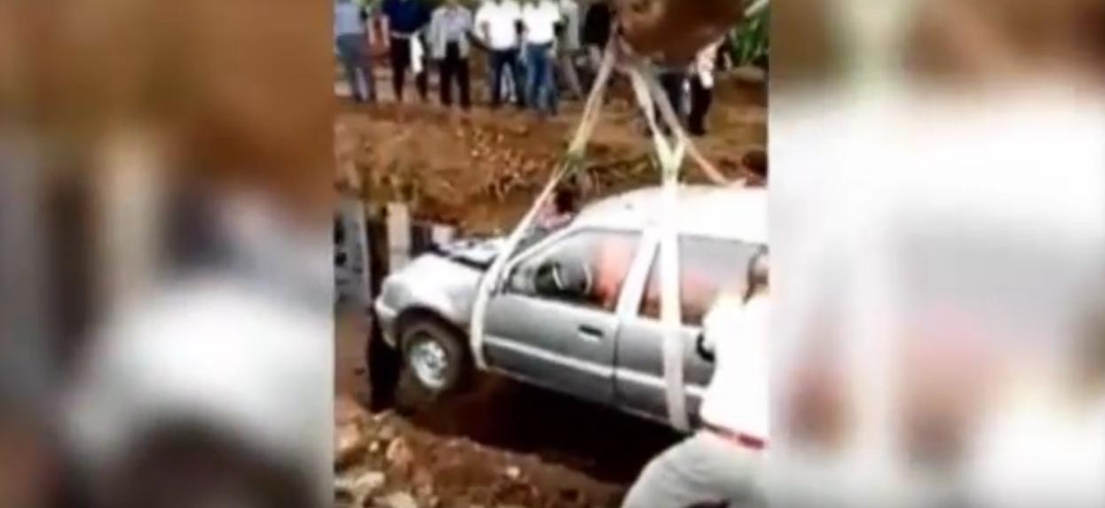 بالفيديو: مغامر سلوفيني يهبط بدراجته سدا