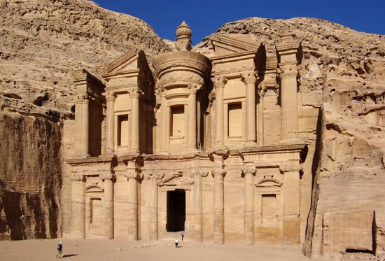 إعفاء القطاع السياحي في البترا من