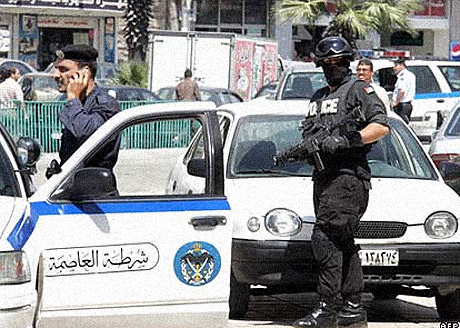 سائق يدهس شرطيا ويلوذ بالفرار