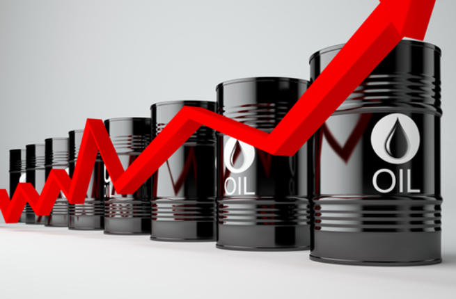النفط يصعد أكثر من 1% مع