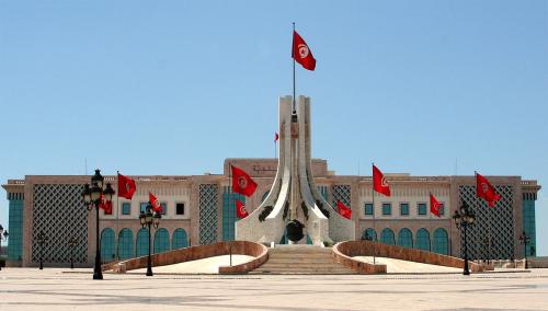 تونس تعتزم تسريح 16500 موظف خلال