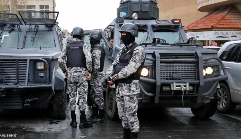 محتجون يغلقون طريق القويرة والدرك يتدخل