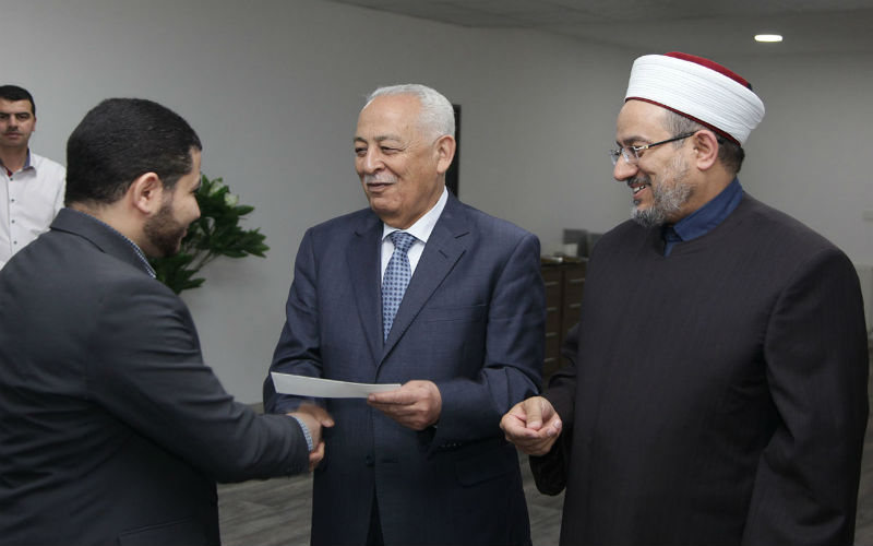 العيسوي يرعى حفل توزيع المكرمة الملكية