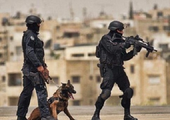 القبض على مطلوبين بحوزة أحدهم سلاح