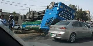 6 اصابات بحادث تصادم 4 مركبات