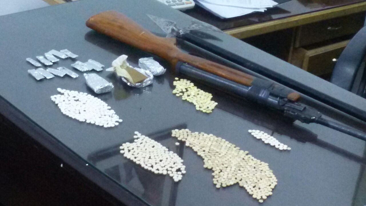 ضبط مواد مخدرة وسلاحا ناريا بمداهمة
