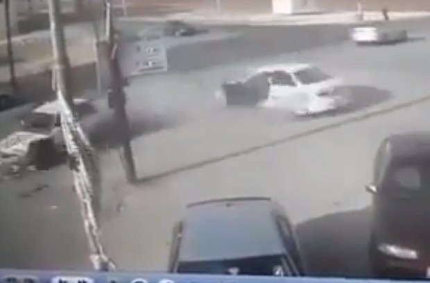 بالفيديو .. لحظة تصادم مركبتين وسقوط