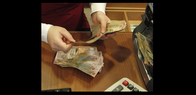 المغتربون يتسببون بارتفاع الطلب على الدينار