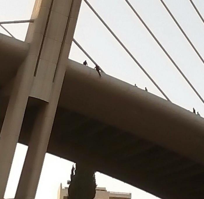 سائق تكسي عشريني يحاول الانتحار احتجاجا