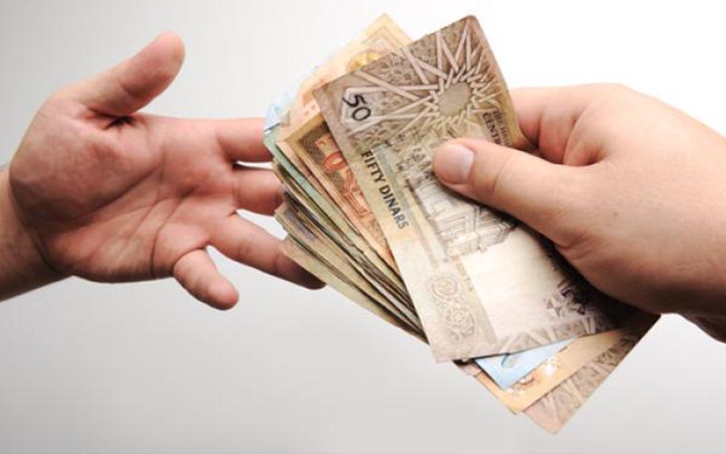 المالية تعلن صرف رواتب الموظفين قبل