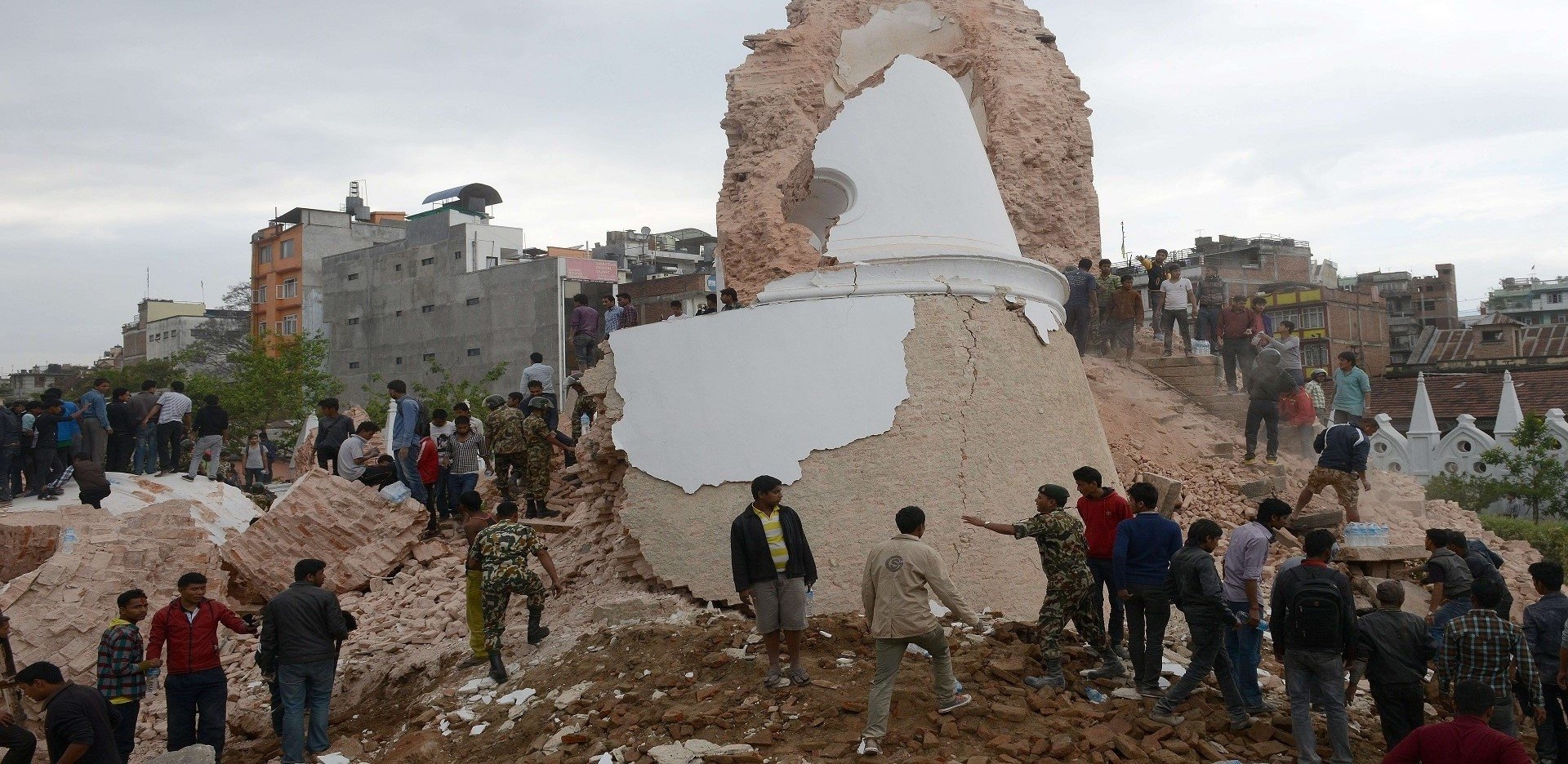 مبنيان ضخمان يهتزان جراء زلزال نيبال..