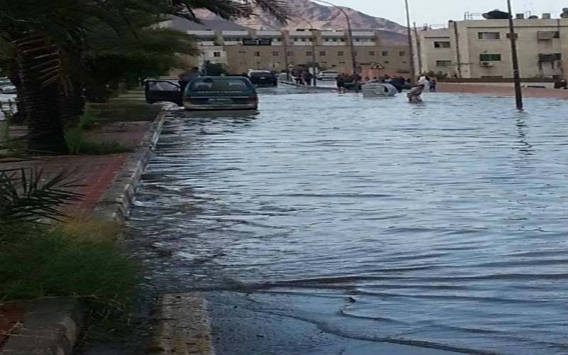 عاصفة رعدية تسببت بانجراف الاتربة والحجارة