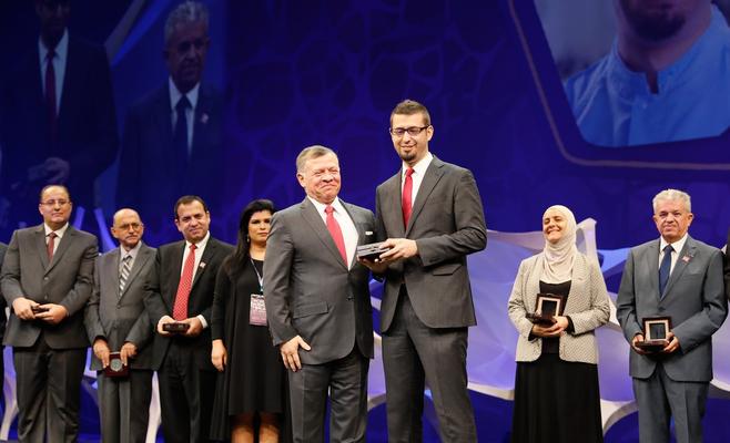 الملك يكرم مجموعة من العلماء الأردنيين