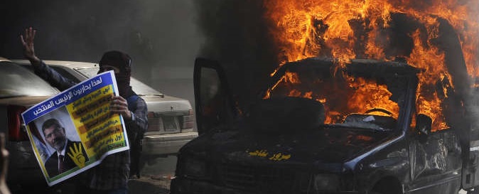 مظاهرات ليلية بمصر ومجهولون يحرقون سيارة