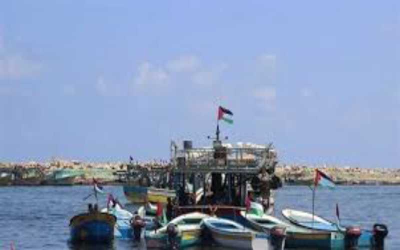 زوارق الاحتلال تسيطر على سفينة كسر