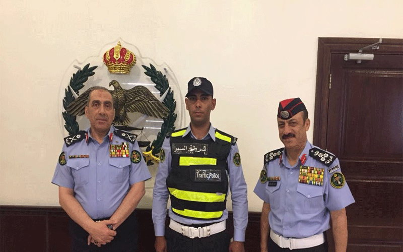 مدير الأمن يكرم رقيب سير أنقذ