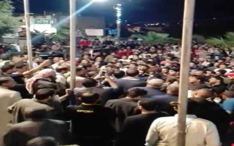 مئات المواطنين في ذيبان يطالبون باسقاط