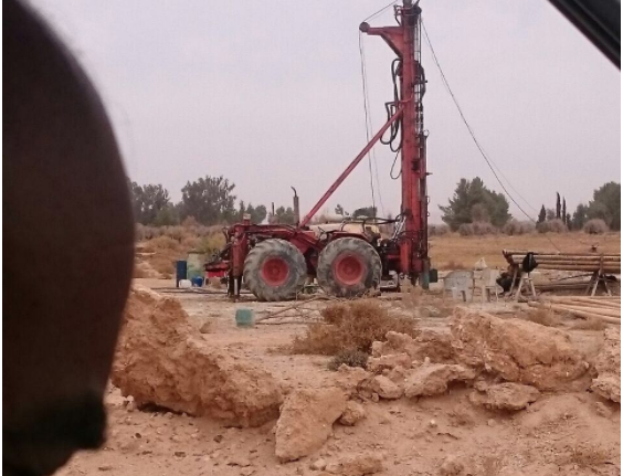 ضبط حفارة تحفر بئر مخالفة في