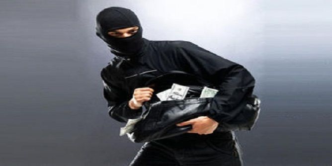 موظف شركة يفتعل حادثة سلب لسرقة