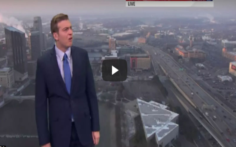 مذيع نشرة جوية يفقد أعصابه على