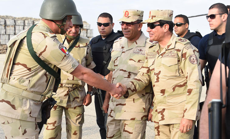 السيسي بالزى العسكري فى سيناء للمرة