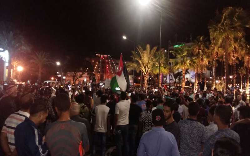 وقفة في العقبة تطالب بإسقاط الحكومة