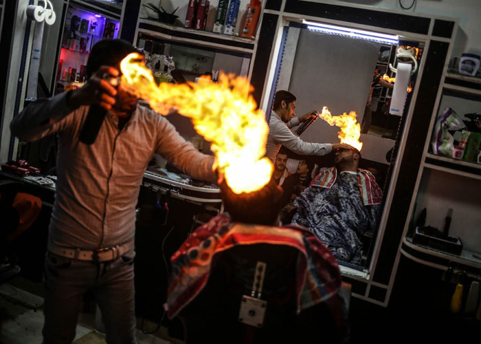 فلسطيني يحرق زبائنه ليصفف شعرهم