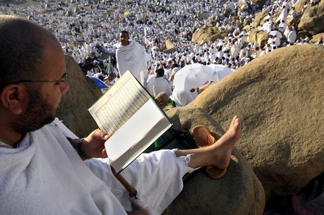 الحجاج يتوافدون إلى (منى) تمهيدا للوقفة