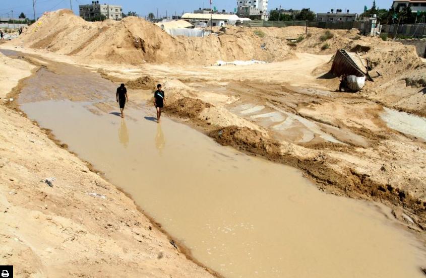 مسؤولون يحذرون من مخاطر الخندق المائي