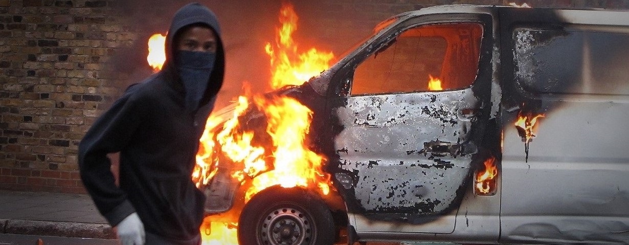 مطلوبون يسلبون مركبة أمنية ويحرقونها بمعان